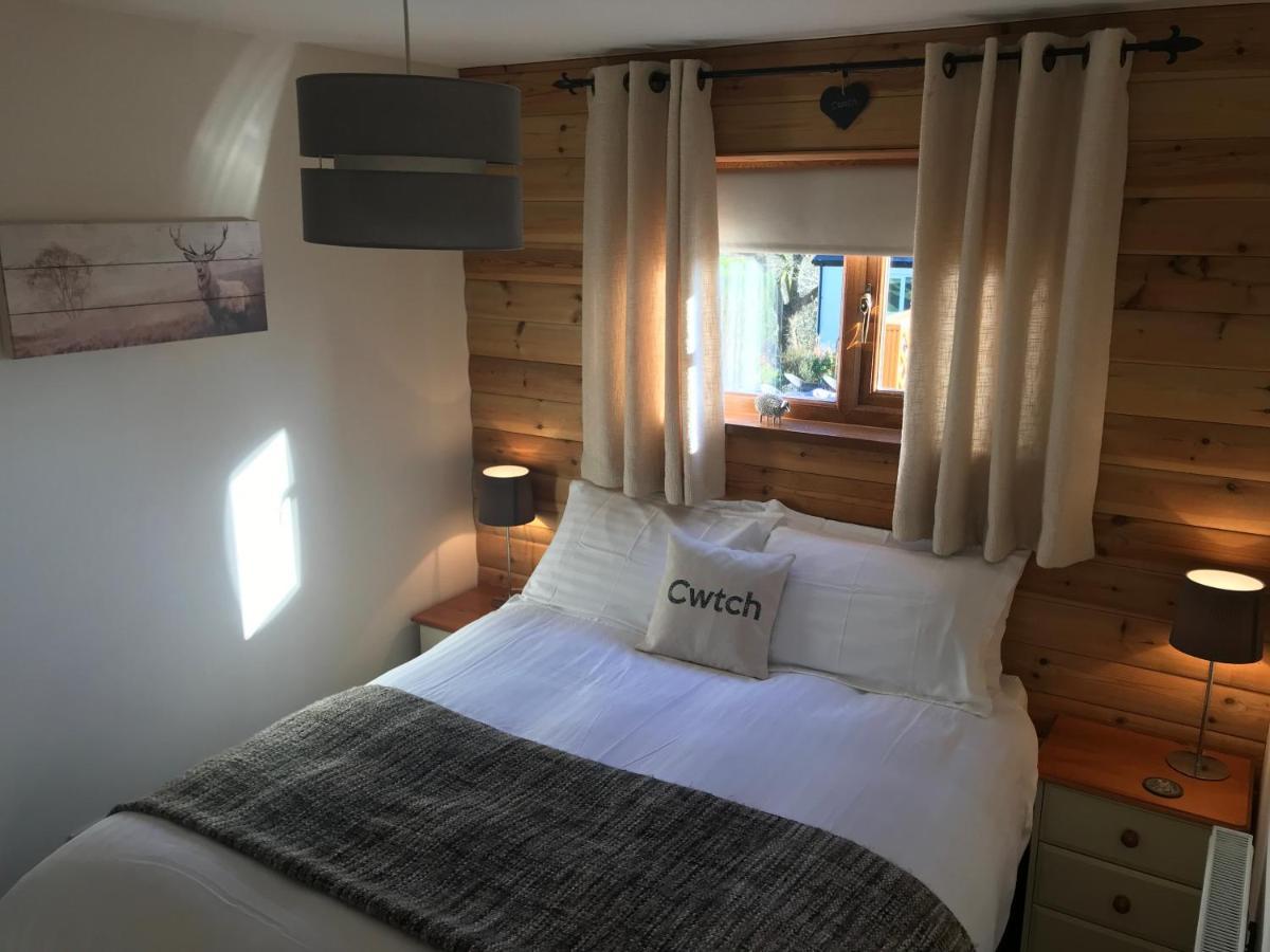 Swansea Log Cabin Pontardawe Екстериор снимка