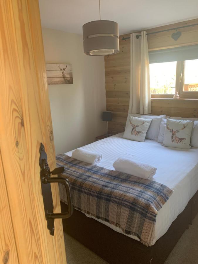 Swansea Log Cabin Pontardawe Екстериор снимка