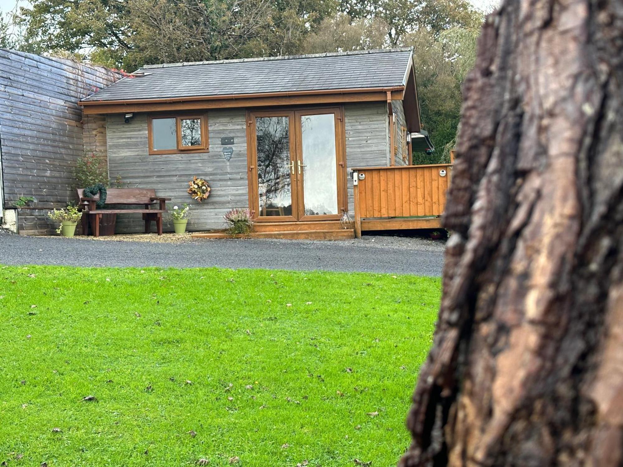 Swansea Log Cabin Pontardawe Екстериор снимка